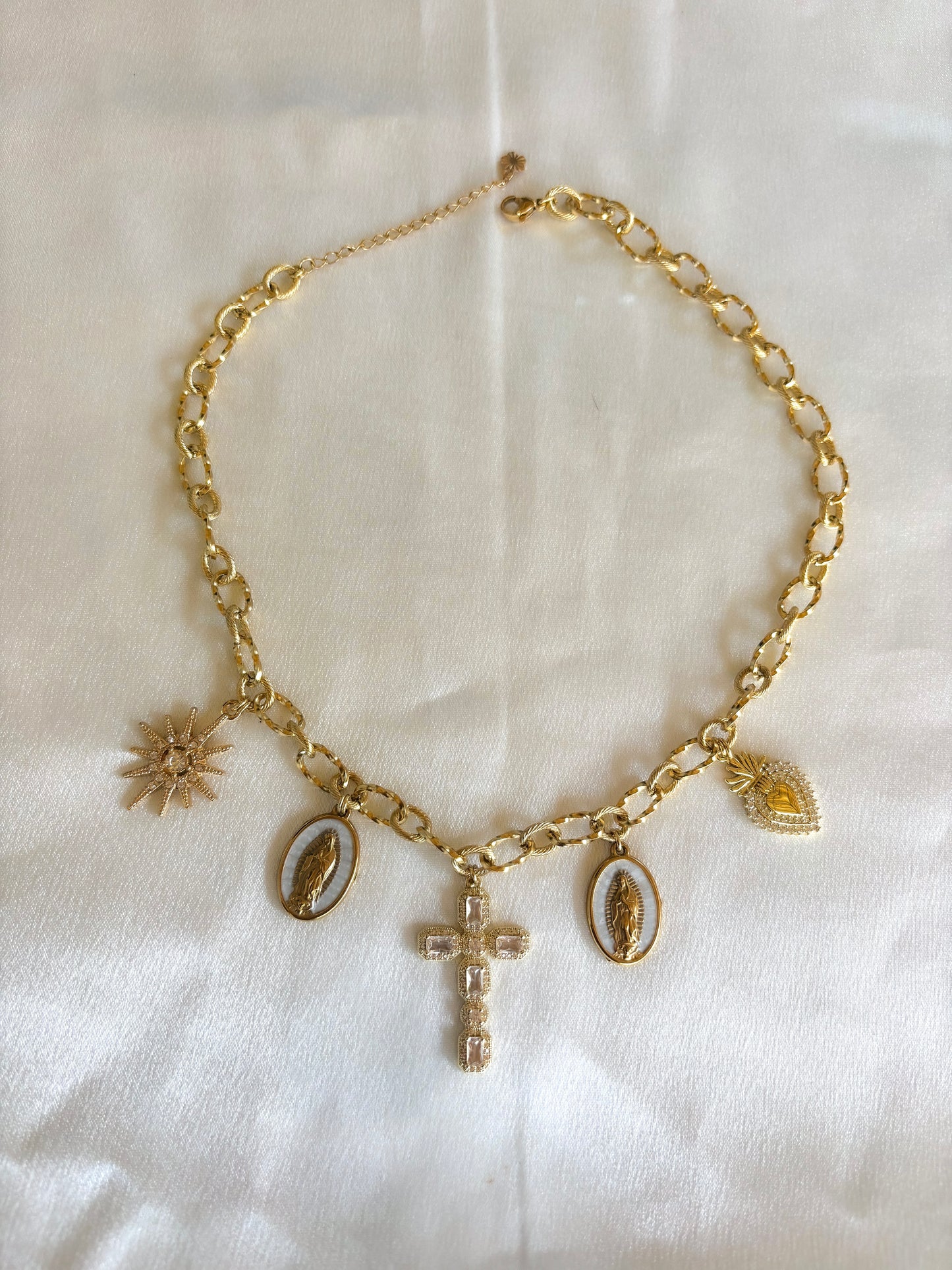 Collier doré et blanc
