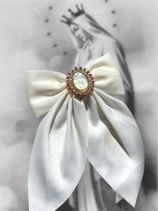 Noeud à cheveux blanc avec médaille et strass couleur rubis