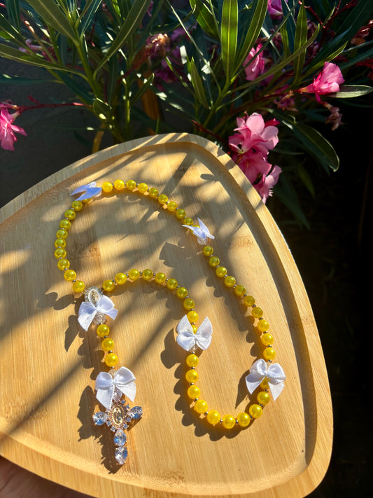 Chapelet jaune avec noeuds blancs