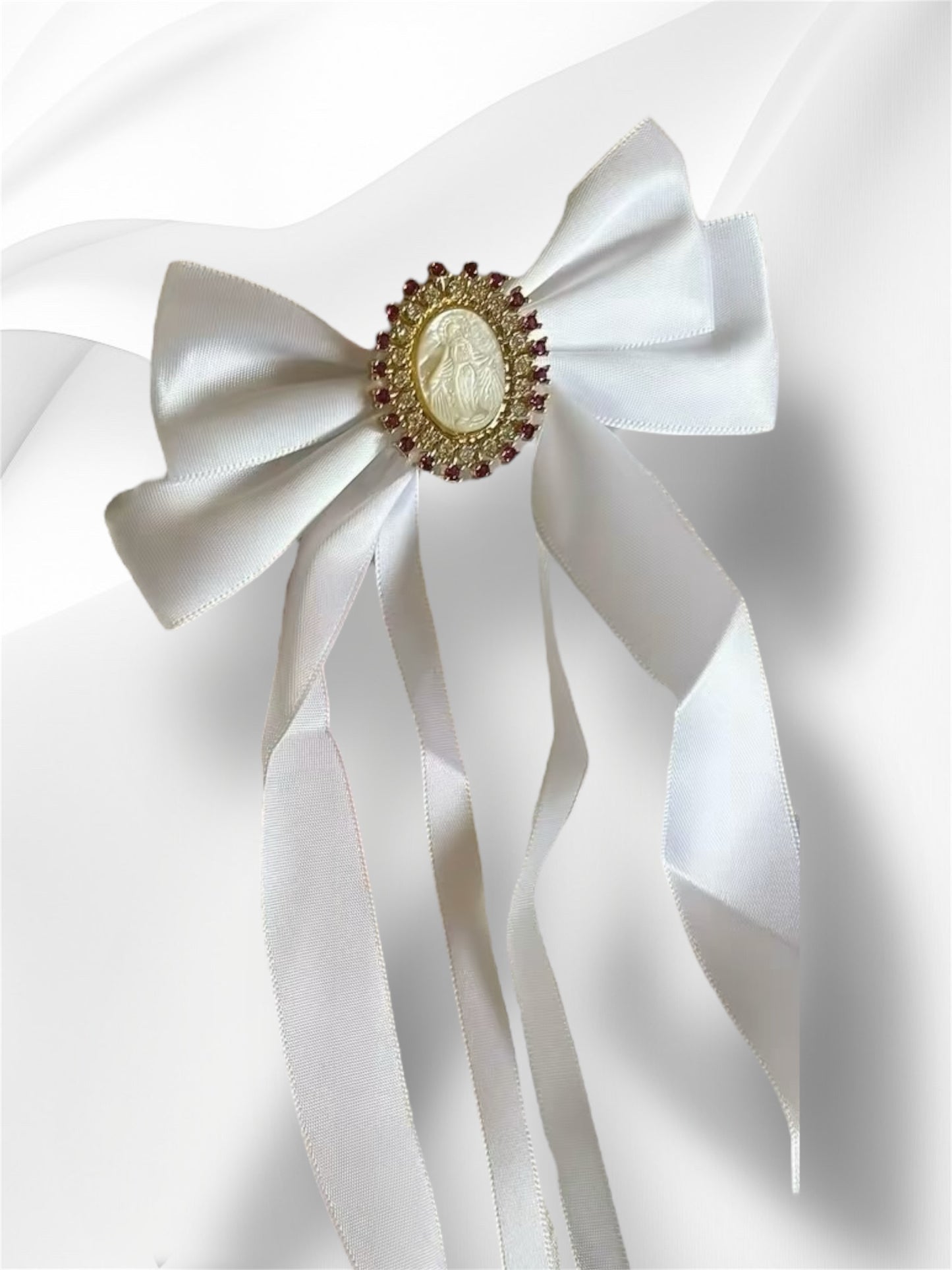 Noeud à cheveux blanc avec médaille et strass couleur rubis