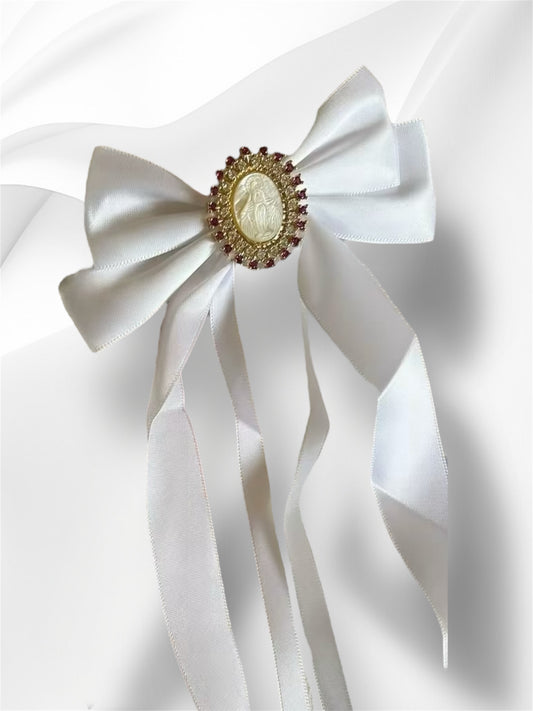 Noeud à cheveux blanc avec médaille et strass couleur rubis