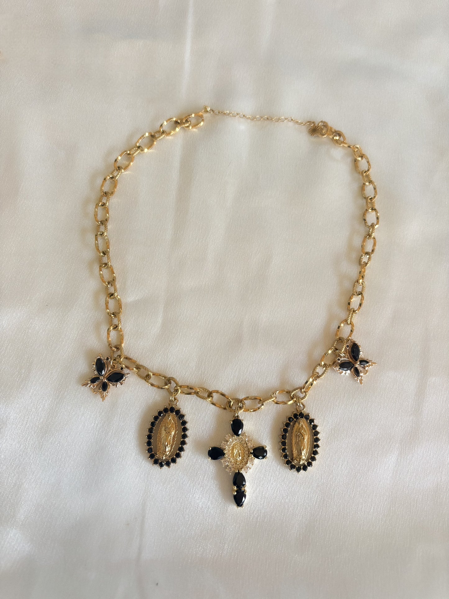 Collier doré et noir ( papillon )