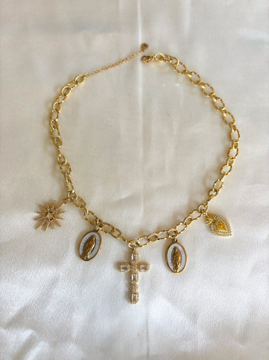 Collier doré et blanc