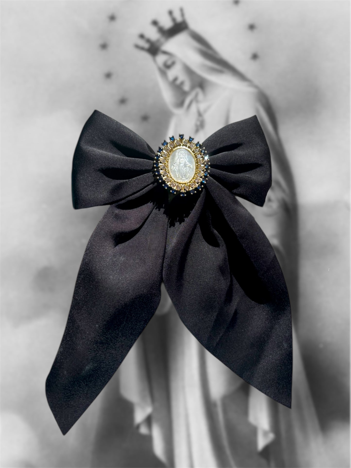 Nœud à cheveux noir avec médaille et strass bleu nuit