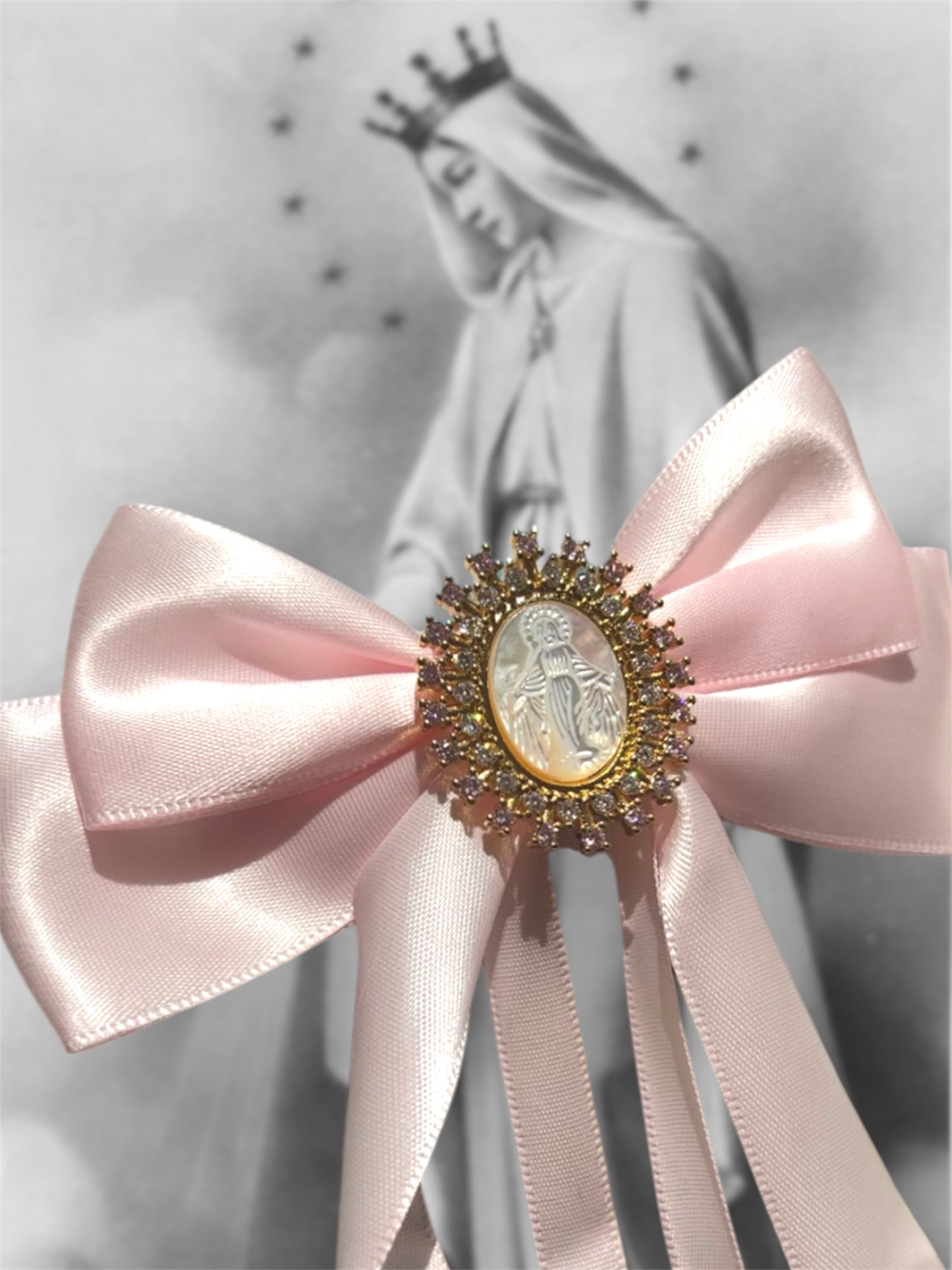 Noeud à cheveux rose avec médaille et strass rose pale