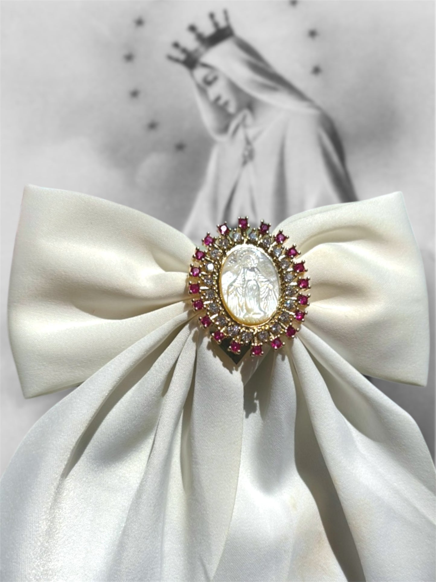 Noeud à cheveux blanc avec médaille et strass couleur rubis