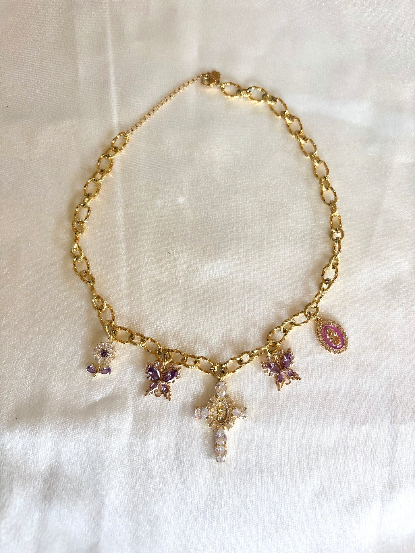 Collier doré et violet