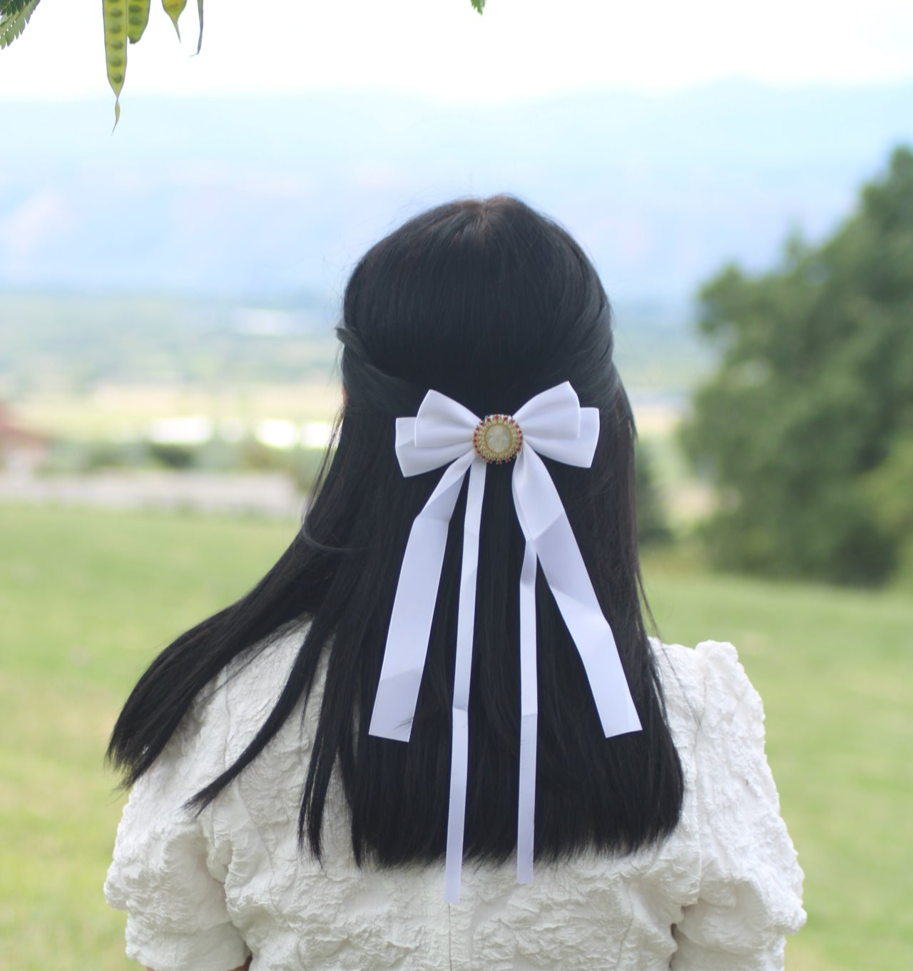 Noeud à cheveux blanc avec médaille et strass couleur rubis