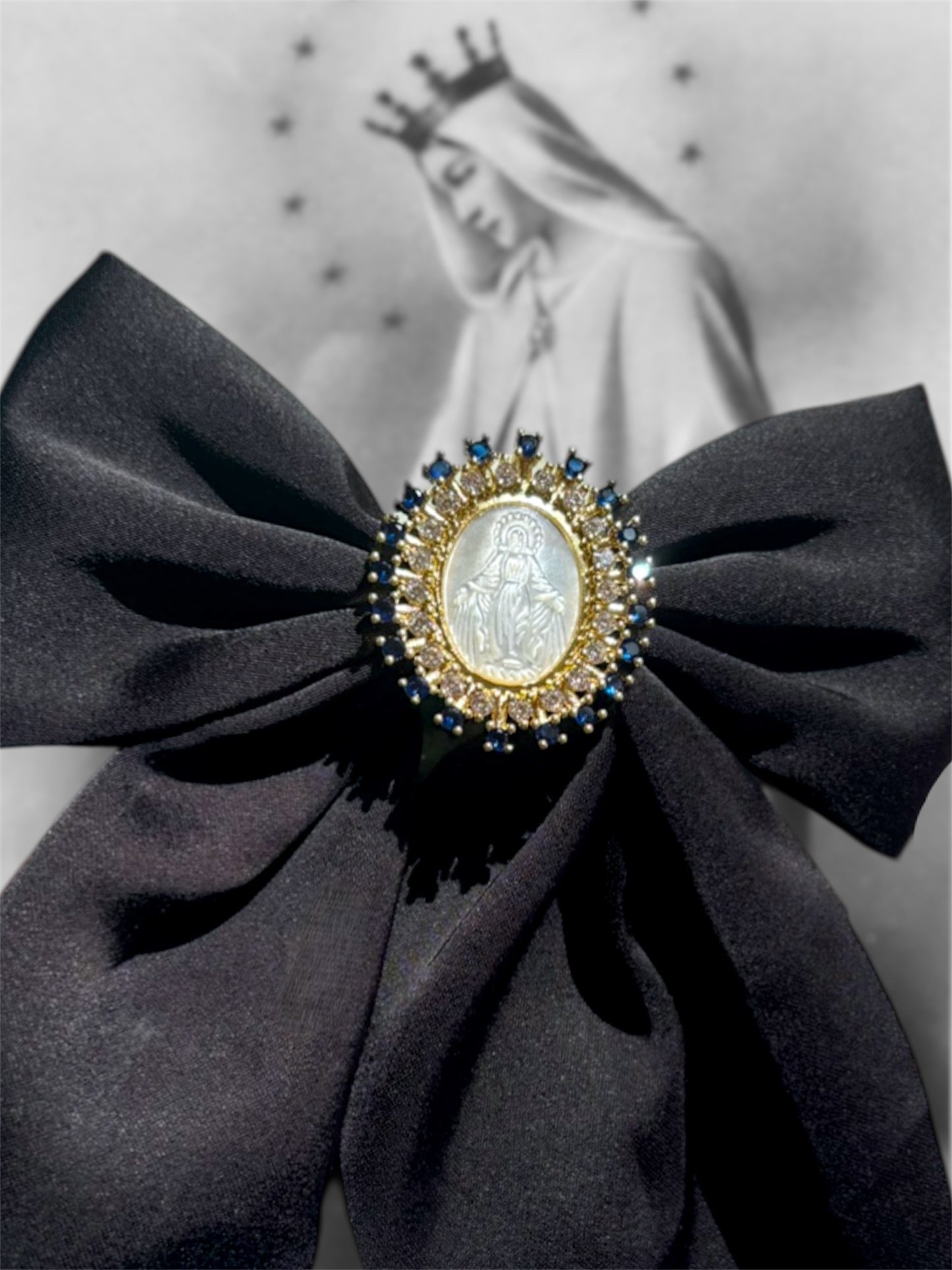 Nœud à cheveux noir avec médaille et strass bleu nuit