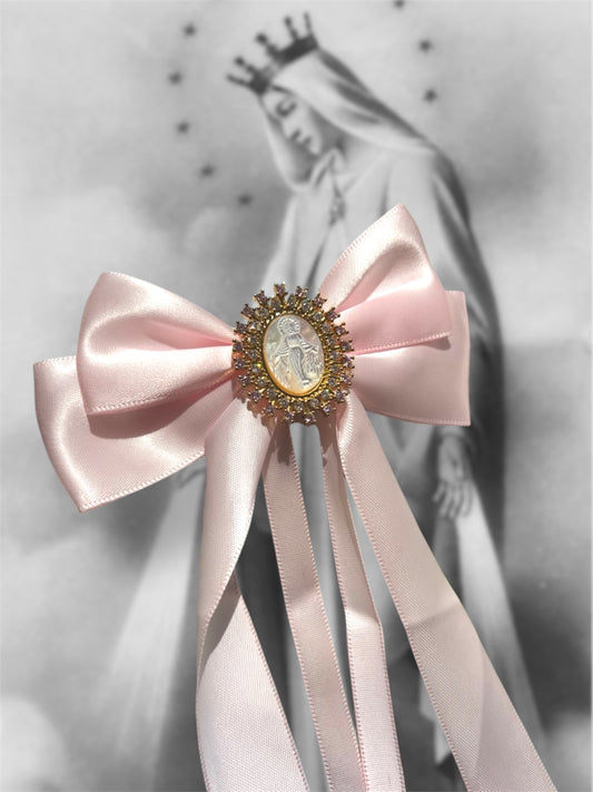 Noeud à cheveux rose avec médaille et strass rose pale
